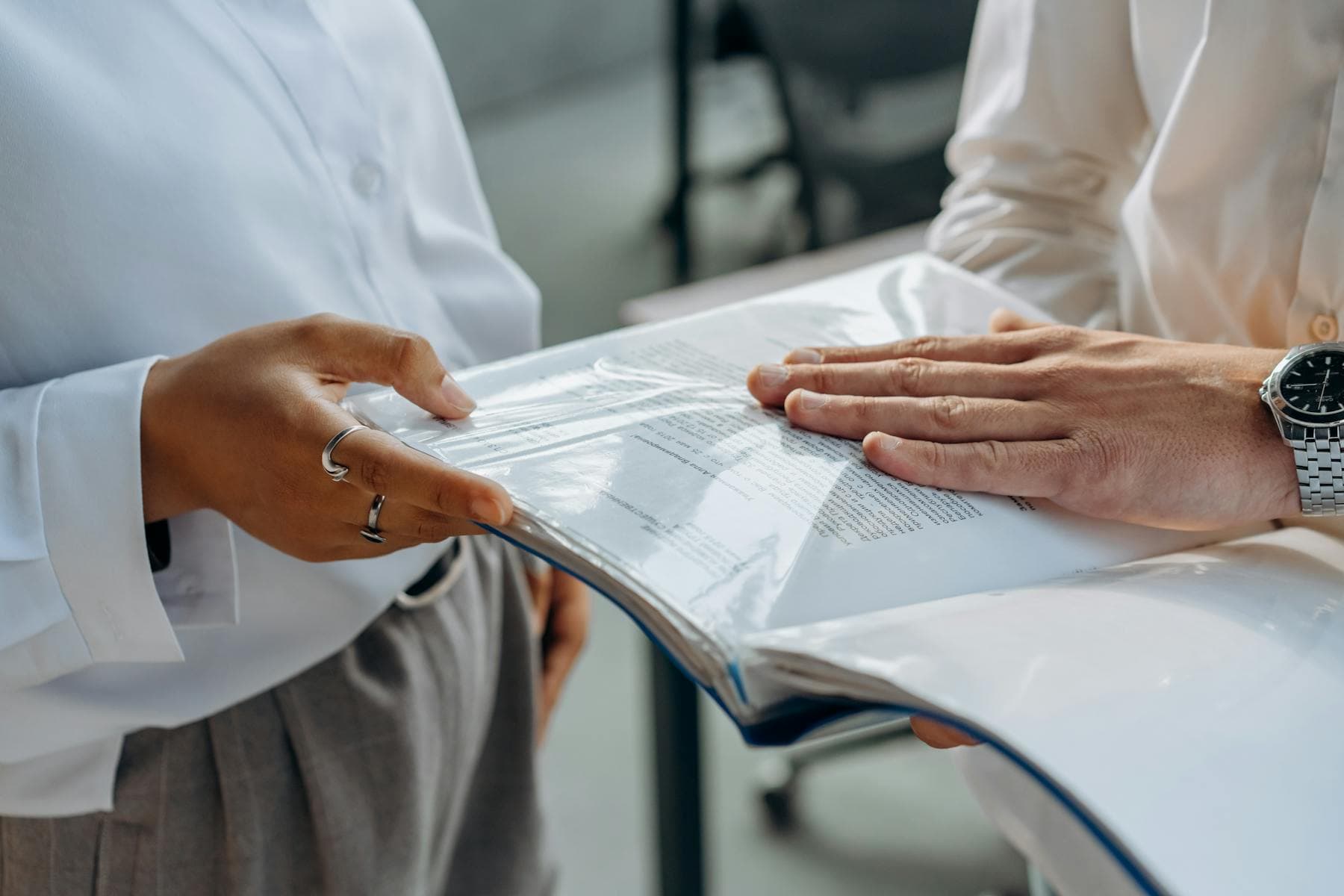 Conseiller Noventis Conseil analysant des contrats d'énergie avec un dirigeant lors d'un audit