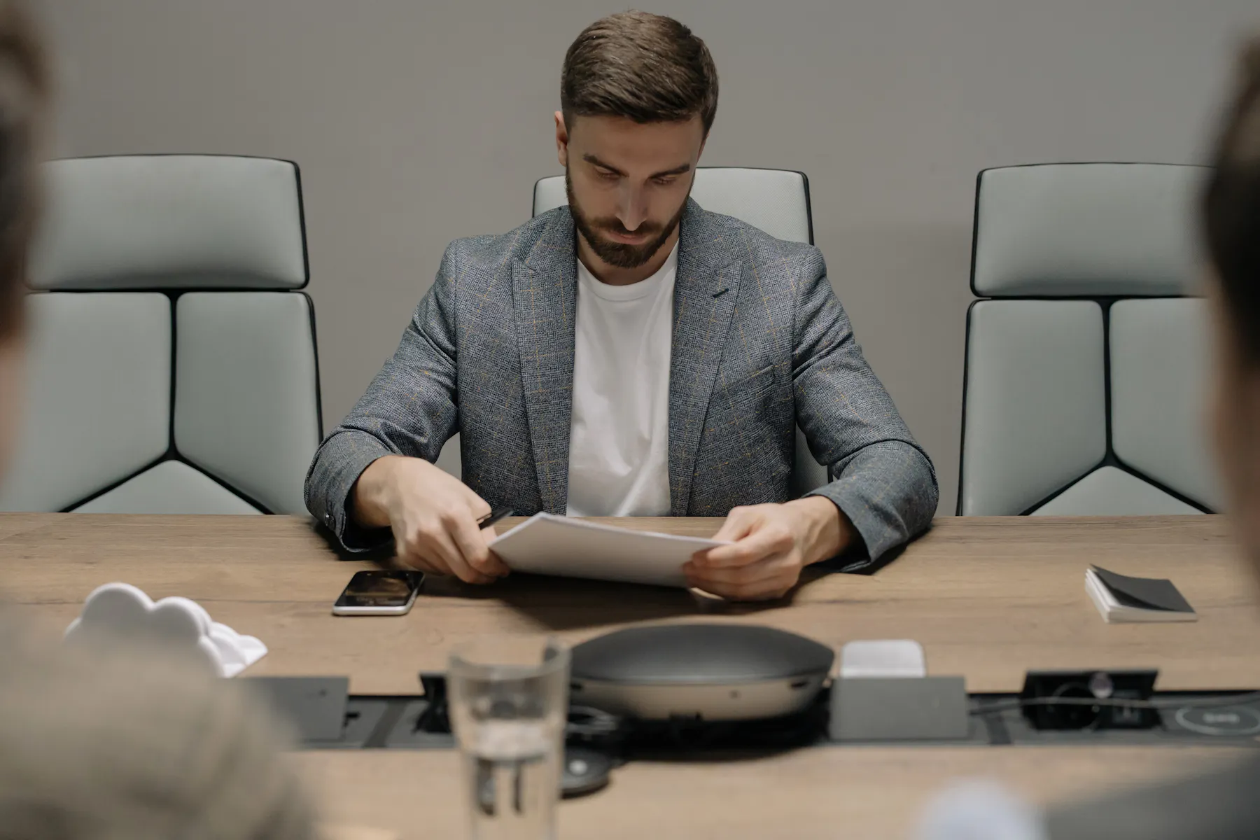 Courtier en énergie Noventis Conseil en entretien avec un professionnel pour analyser ses factures
